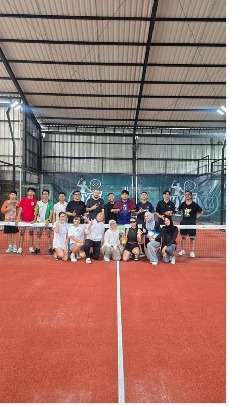 Komunitas padel Cibinong berfoto di depan net setelah sesi siang