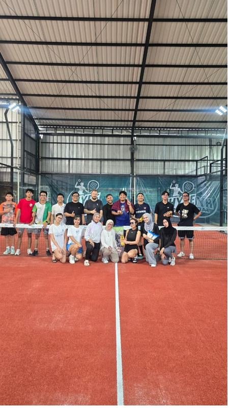 Sesi siang komunitas padel di lapangan indoor Hype Padel Karadenan