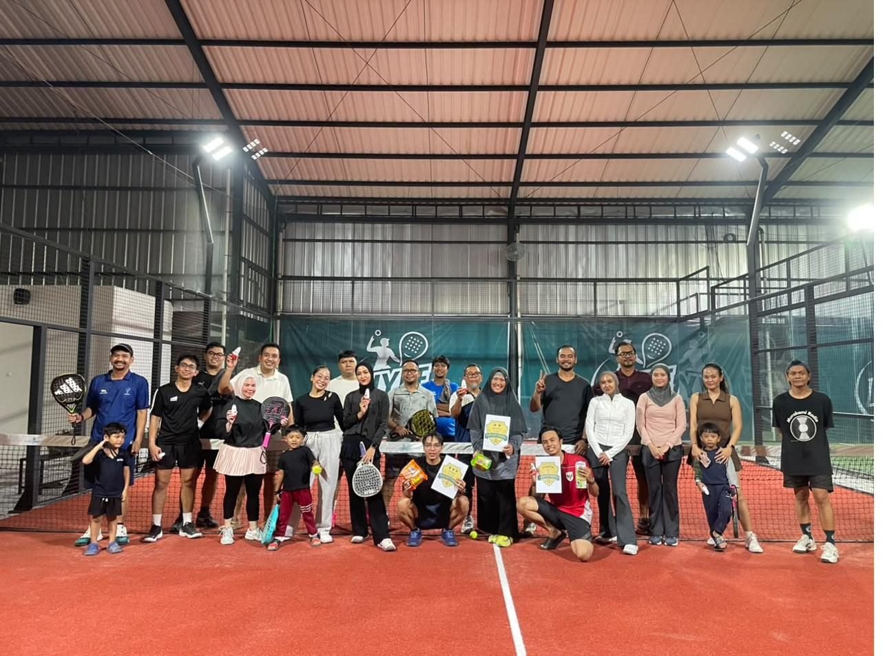 Lapangan padel indoor Hype Padel Cibinong dengan atap tinggi, pencahayaan LED, dan komunitas pemain