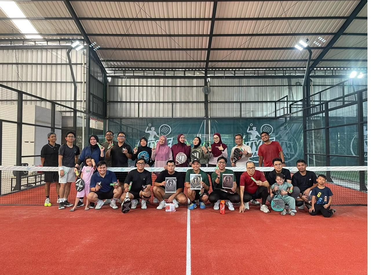 Peserta sesi komunitas Hype Padel berfoto bersama dengan sertifikat juara