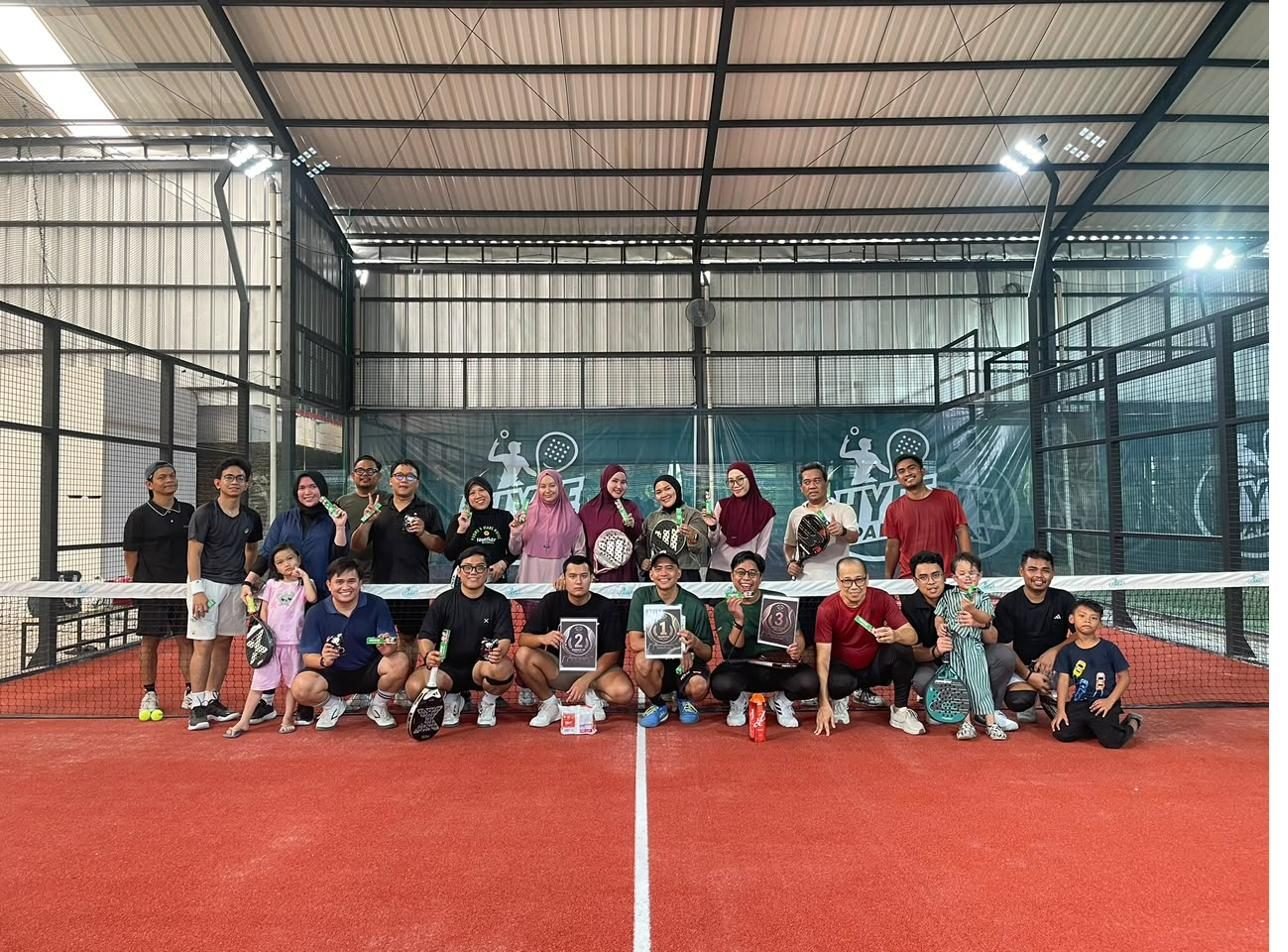 Komunitas padel foto bersama di lapangan indoor Hype Padel Cibinong setelah open play