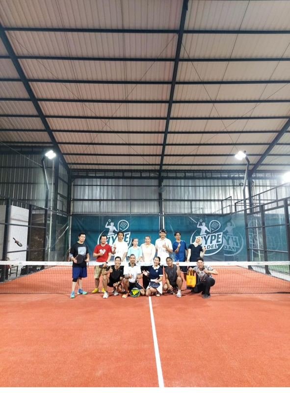 Foto bersama peserta sesi malam di lapangan padel indoor Hype Padel Karadenan
