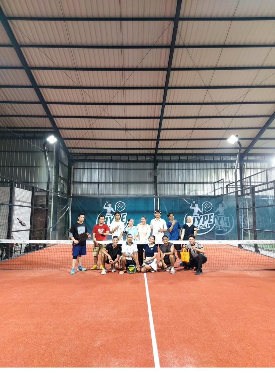 Court padel indoor Hype Padel Cibinong dengan branding Hype Padel di dinding kaca saat sesi malam