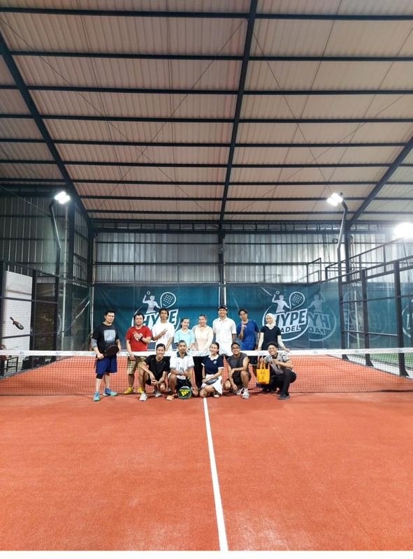 Sesi malam komunitas padel di Hype Padel
