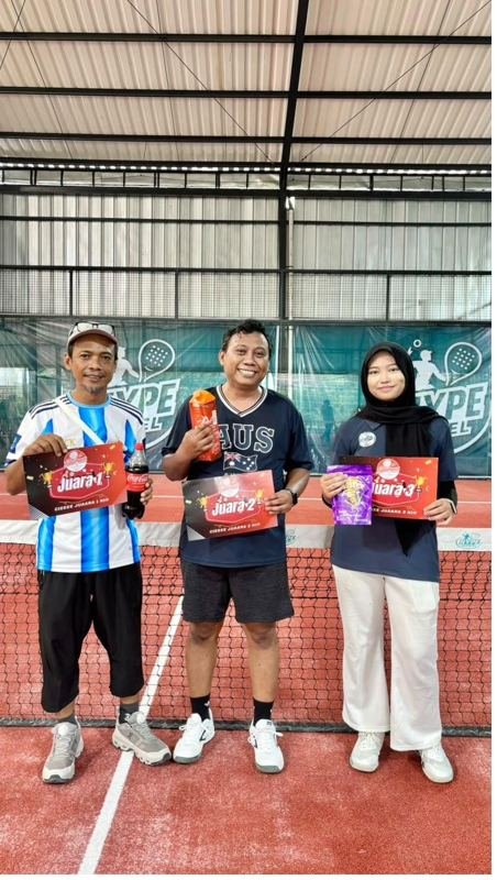 Tiga juara fun match memegang sertifikat juara 1, 2, 3