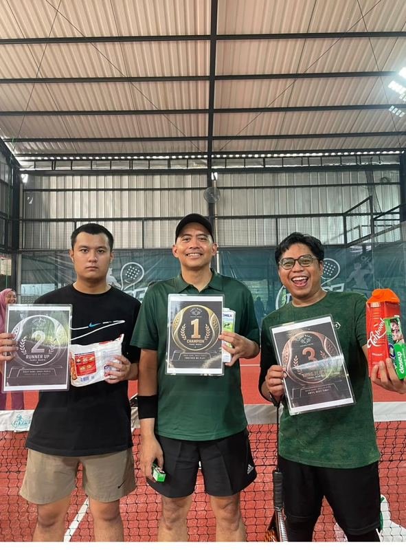 Tiga pemenang open play Padel Mania memegang plakat juara di Hype Padel Cibinong